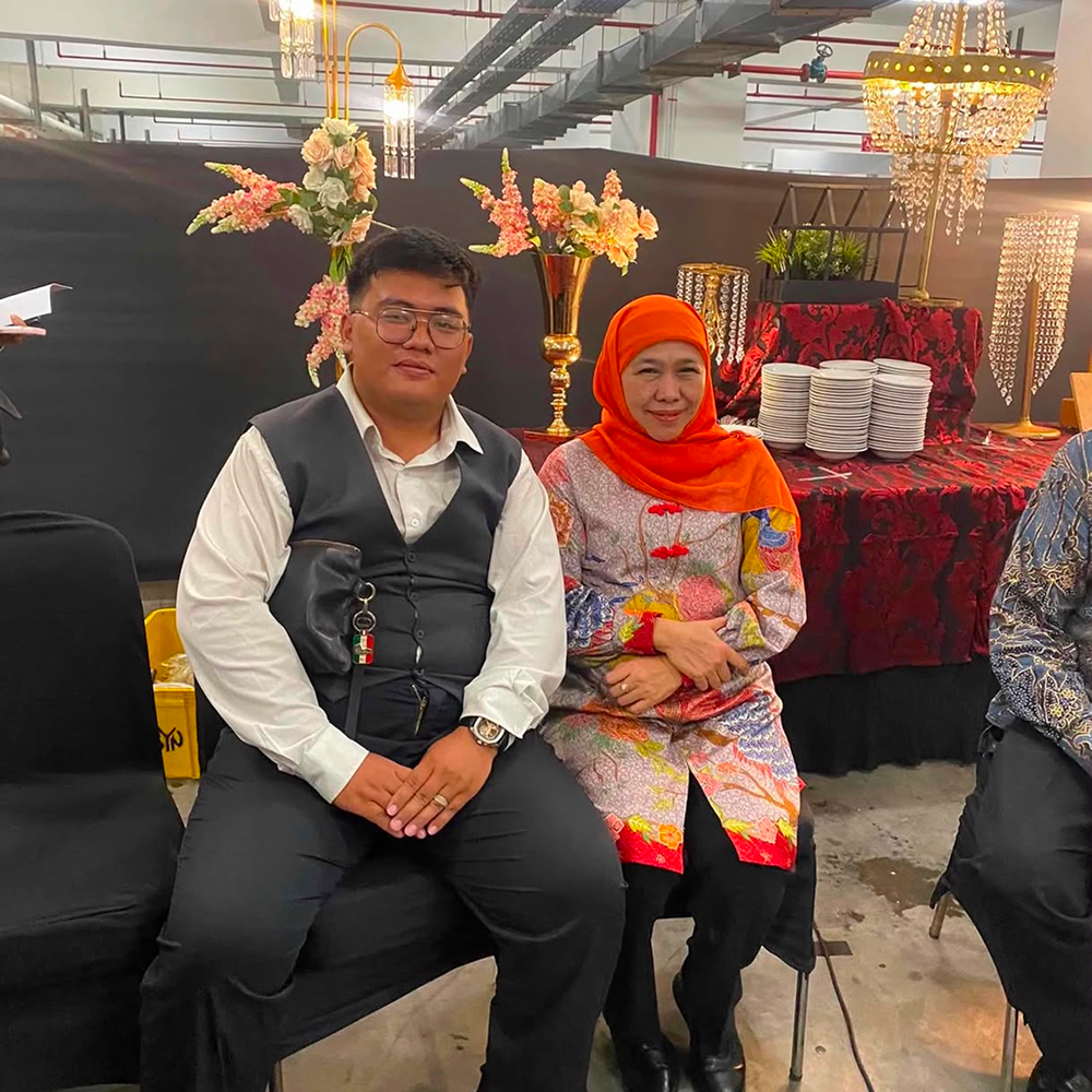 Gregorius Simamora bersama Gubernur Jawa Timur Khofifah Indar Parawansa dalam acara resmi