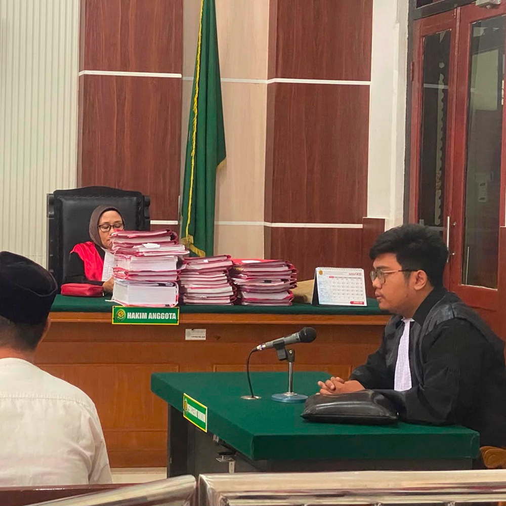 Gregorius Simamora memberikan pendampingan hukum kepada klien di ruang sidang